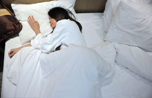 mujer de china recostada en la cama