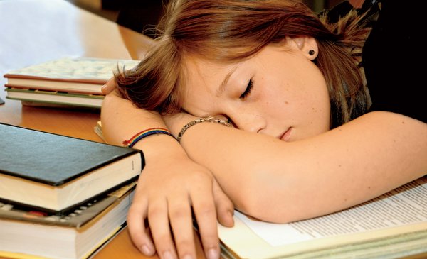 Mujer durmiendo en clases