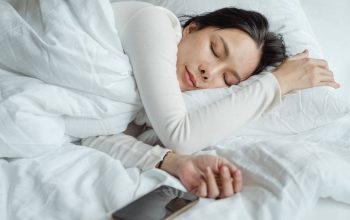 mujer dormida con celular